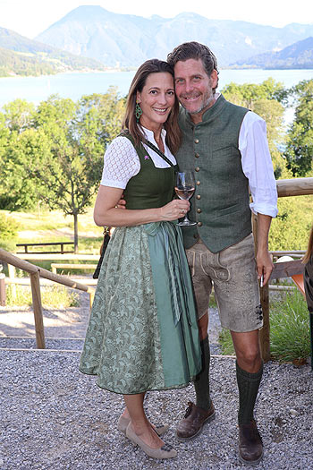 Evelyn und Philip Greffenius beim Almauftrieb 2024 Summer Edition auf "Gut Kaltenbrunn" am Tegernsee (©Foto: Martin Schmitz)